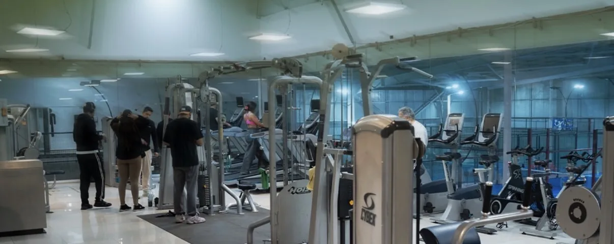 Segundo piso del gimnasio: cardio y más máquinas