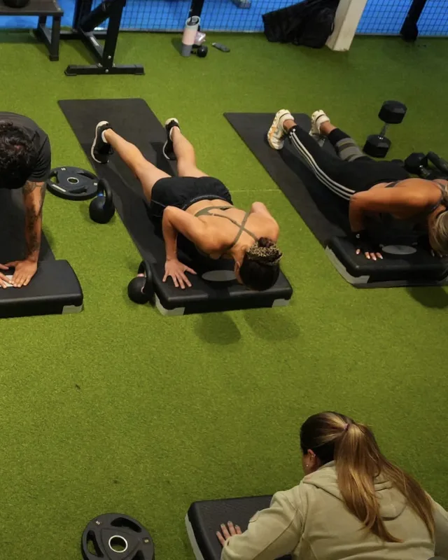 Clase entrenando en el turf: flexiones sobre steps en el pasto sintético